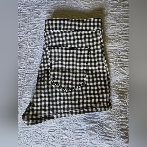 Forever 21 Black and White Checker Print Shorts Size 26 - Picture 4 of 9